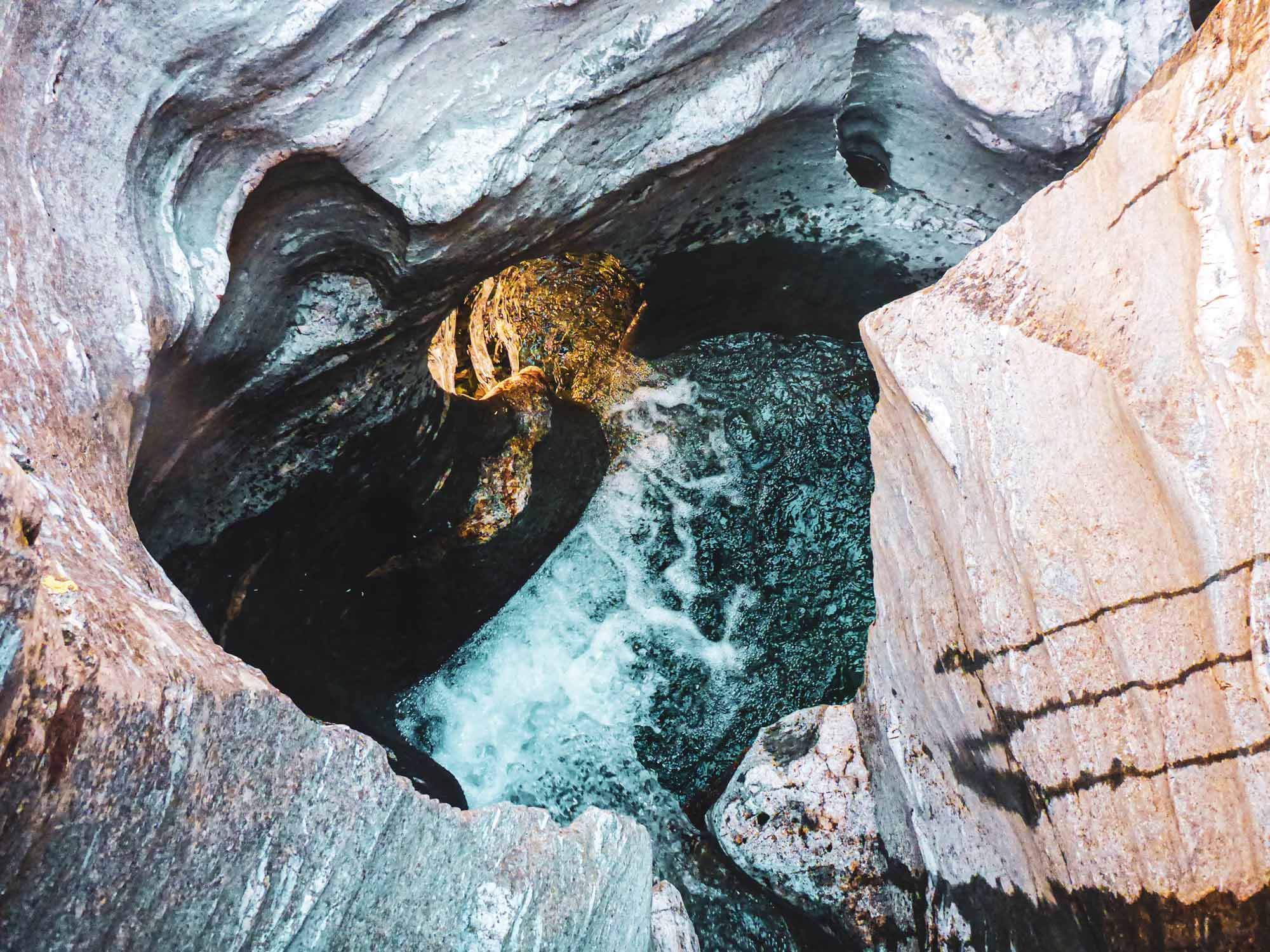 Vasque creusée dans le shiste sur le parcours canyoning du Roujanel en Lozère avec Nature Canyon Ardèche